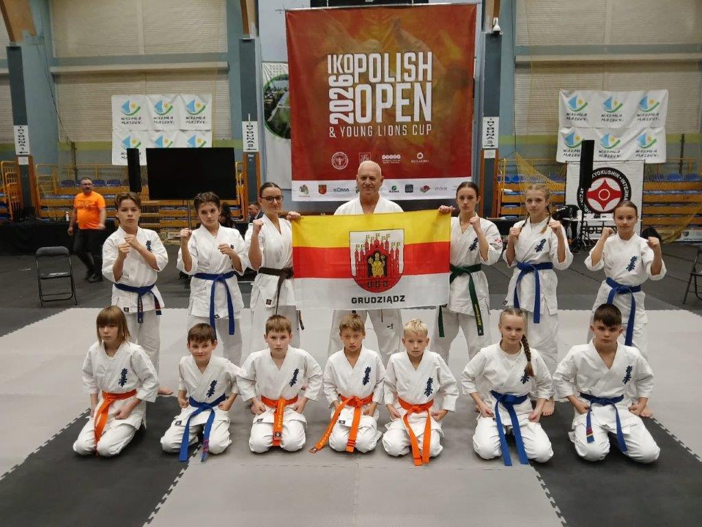 Fotografia przedstawia sportowców.