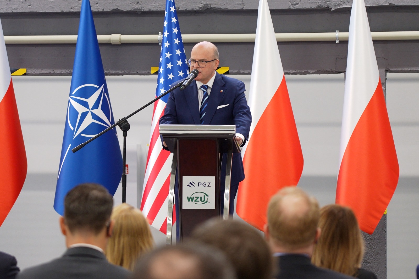 Fotografia przedstawia prezydenta Grudziadza Macieja Glamowskiego przy mównicy.