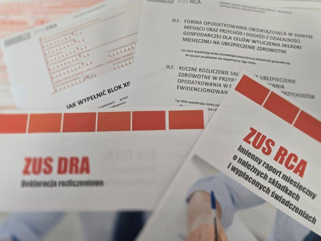 Zdjęcie przedstawia dokumenty ZUS.