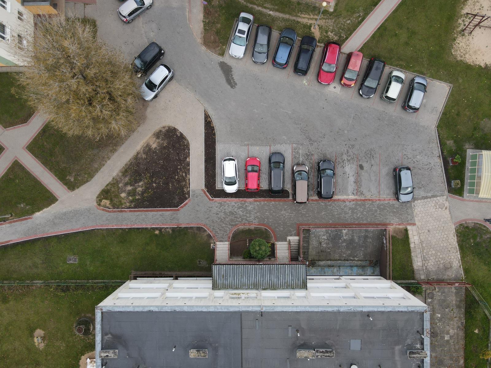 Zdjecie z lotu ptaka wyremontowanej części drogi i parkingu przy ul. Łęgi.