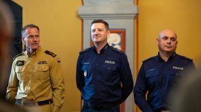 Fotografia przedstawia przedstawicieli służb mundurowych.