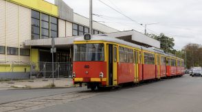 Wagon Düwag GT8 o numerze taborowym 80 wyruszył do Wojskowej Szkoły Pożarniczej w Grupie