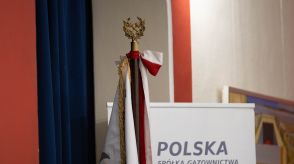 Fotografia przedstawia sztandar.